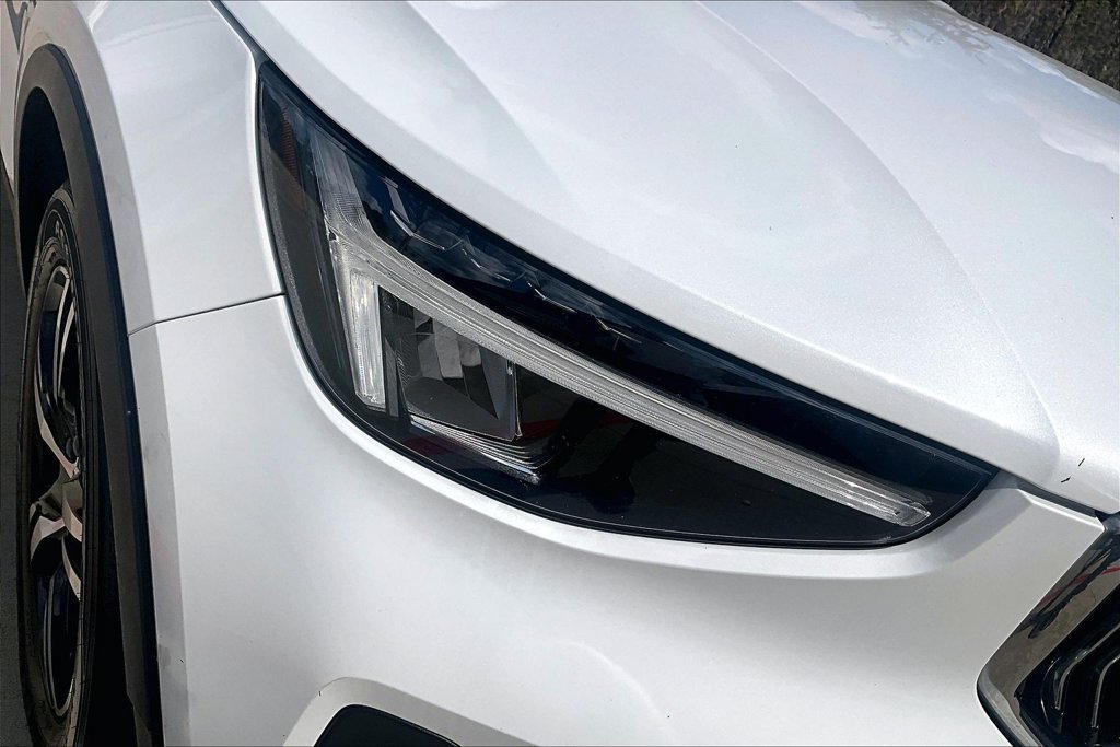 Used 2023 Volvo XC40 B5 Plus AWD/4WD image 39