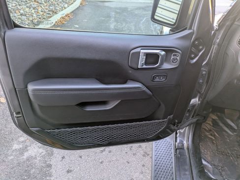 Used 2022 Jeep Wrangler Unlimited Sahara w/ Cold Weather Group image 13