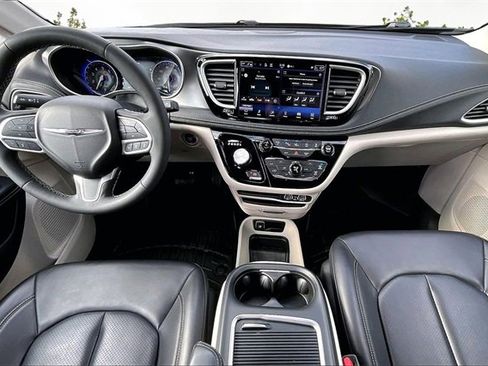 Used 2023 Chrysler Pacifica Touring-L image 15