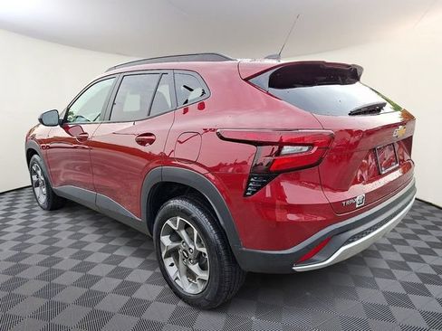 Used 2025 Chevrolet Trax LT FWD image 4
