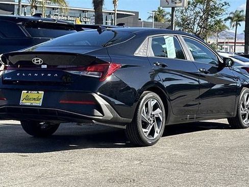Certified 2025 Hyundai Elantra Sport image 4