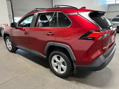 Used 2020 Toyota RAV4 XLE w/ Convenience Package FWD image 5