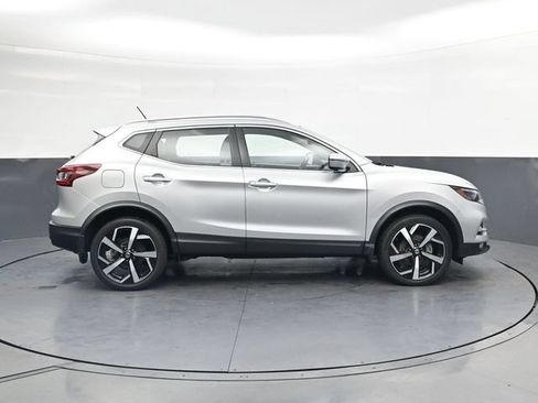 Used 2022 Nissan Rogue Sport SL w/ Premium Package FWD image 3