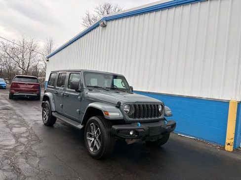 Used 2024 Jeep Wrangler Unlimited AWD/4WD image 2