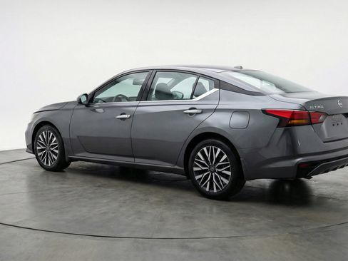 Used 2025 Nissan Altima 2.5 SV FWD image 6