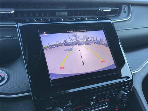 Used 2025 Jeep Grand Cherokee Altitude RWD image 13