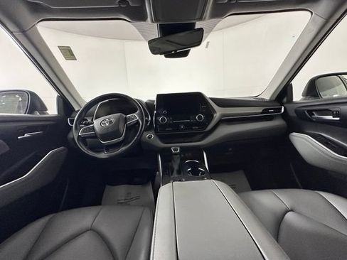 Used 2023 Toyota Highlander XLE AWD/4WD image 19