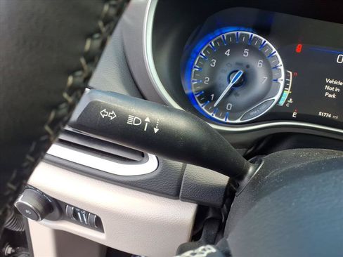 Used 2023 Chrysler Pacifica Touring-L FWD image 18