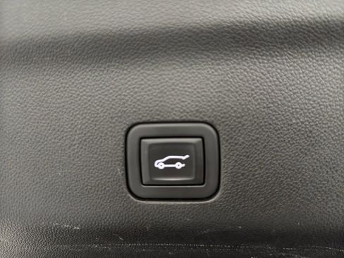 Used 2024 Chevrolet Suburban Premier image 24