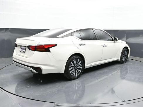 Used 2024 Nissan Altima 2.5 SV w/ SV Premium Package AWD/4WD image 3