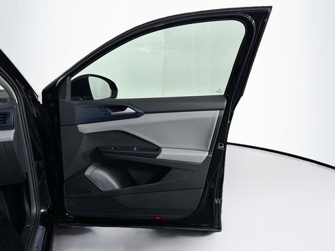 Used 2023 Volkswagen Taos SE w/ Panoramic Sunroof Package FWD image 31