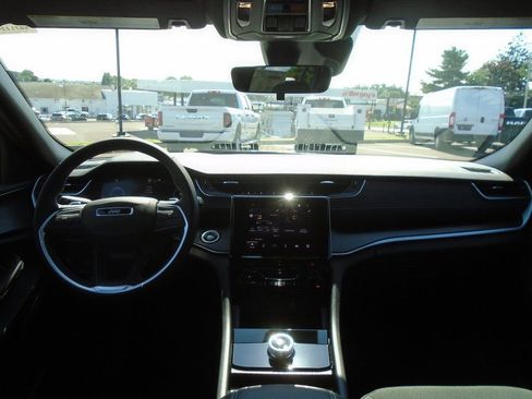 New 2025 Jeep Grand Cherokee L Laredo image 12