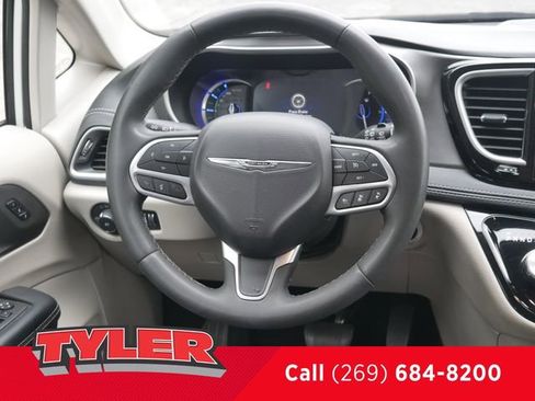 Used 2023 Chrysler Pacifica Touring-L FWD image 46