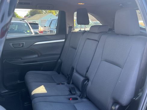 Used 2019 Toyota Highlander LE AWD/4WD image 13