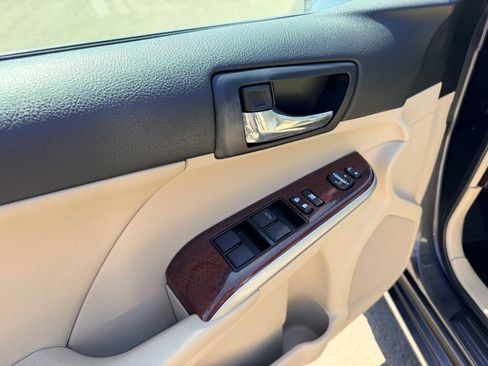 Used 2012 Toyota Camry XLE w/ Leather Pkg FWD image 11