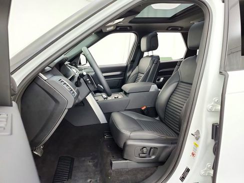 Used 2025 Land Rover Discovery Dynamic SE AWD/4WD image 21