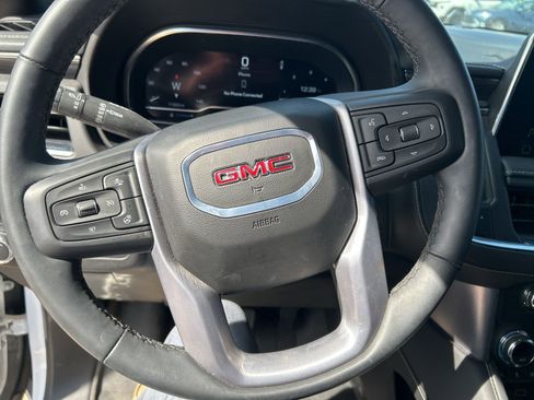 Used 2024 GMC Yukon SLT w/ SLT Premium Package image 18