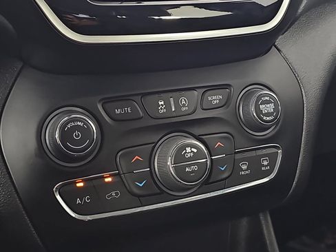 Used 2020 Jeep Cherokee Limited FWD image 22