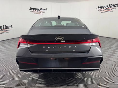 Used 2025 Hyundai Elantra SEL FWD image 8
