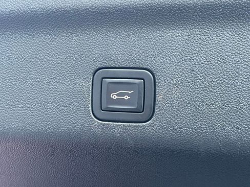 Used 2022 Chevrolet Suburban LT w/ LT Signature Package image 18