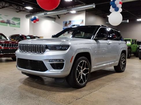 Used 2024 Jeep Grand Cherokee Summit AWD/4WD image 4