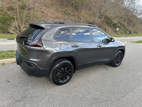 Used 2017 Jeep Cherokee Latitude w/ Comfort/Convenience Group AWD/4WD image 8