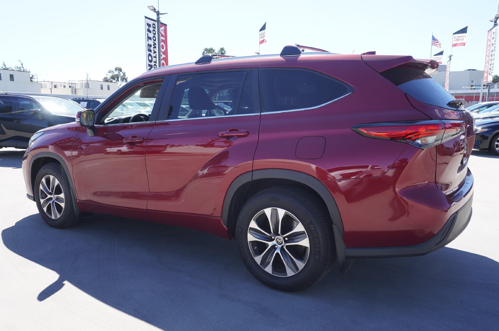 Used 2023 Toyota Highlander XLE FWD image 4
