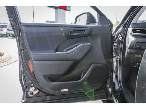 Used 2023 Toyota Highlander LE image 6