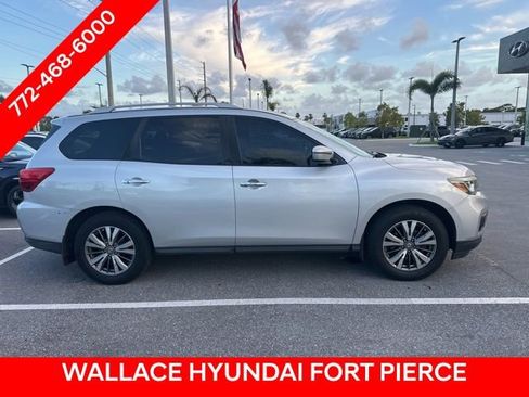 Used 2017 Nissan Pathfinder SV FWD image 3