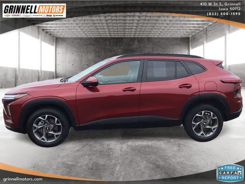 Used 2025 Chevrolet Trax LT FWD image 8