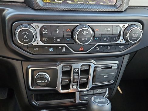 Used 2022 Jeep Wrangler Unlimited Sahara image 16