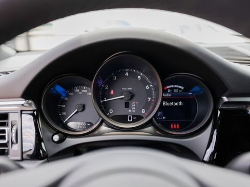 Certified 2025 Porsche Macan image 15