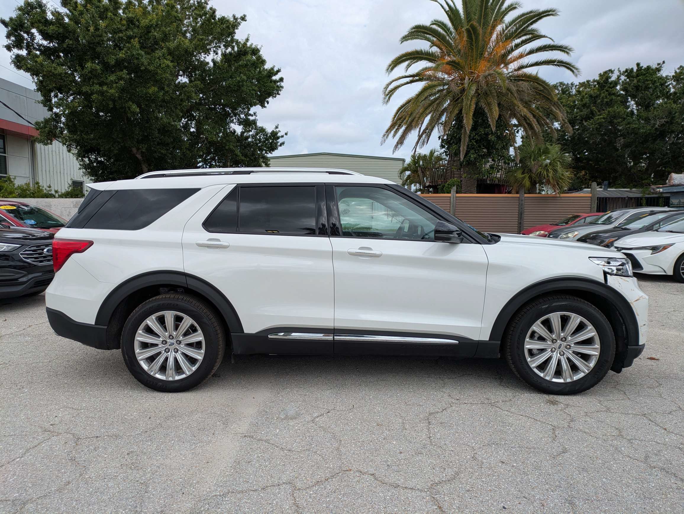 Used 2023 Ford Explorer Limited w/ Limited Technology Package RWD image 3
