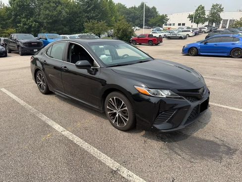 Used 2019 Toyota Camry SE FWD image 3
