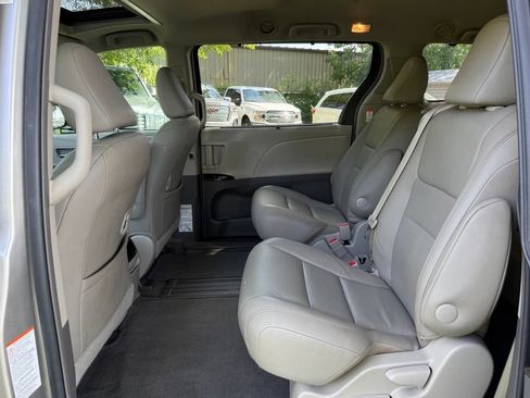 Used 2017 Toyota Sienna XLE FWD image 11