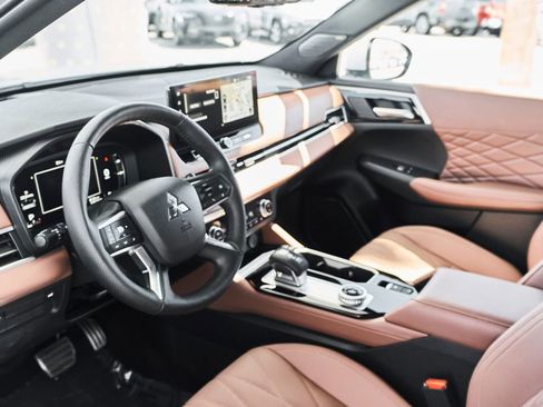 Used 2025 Mitsubishi Outlander SEL AWD/4WD image 2