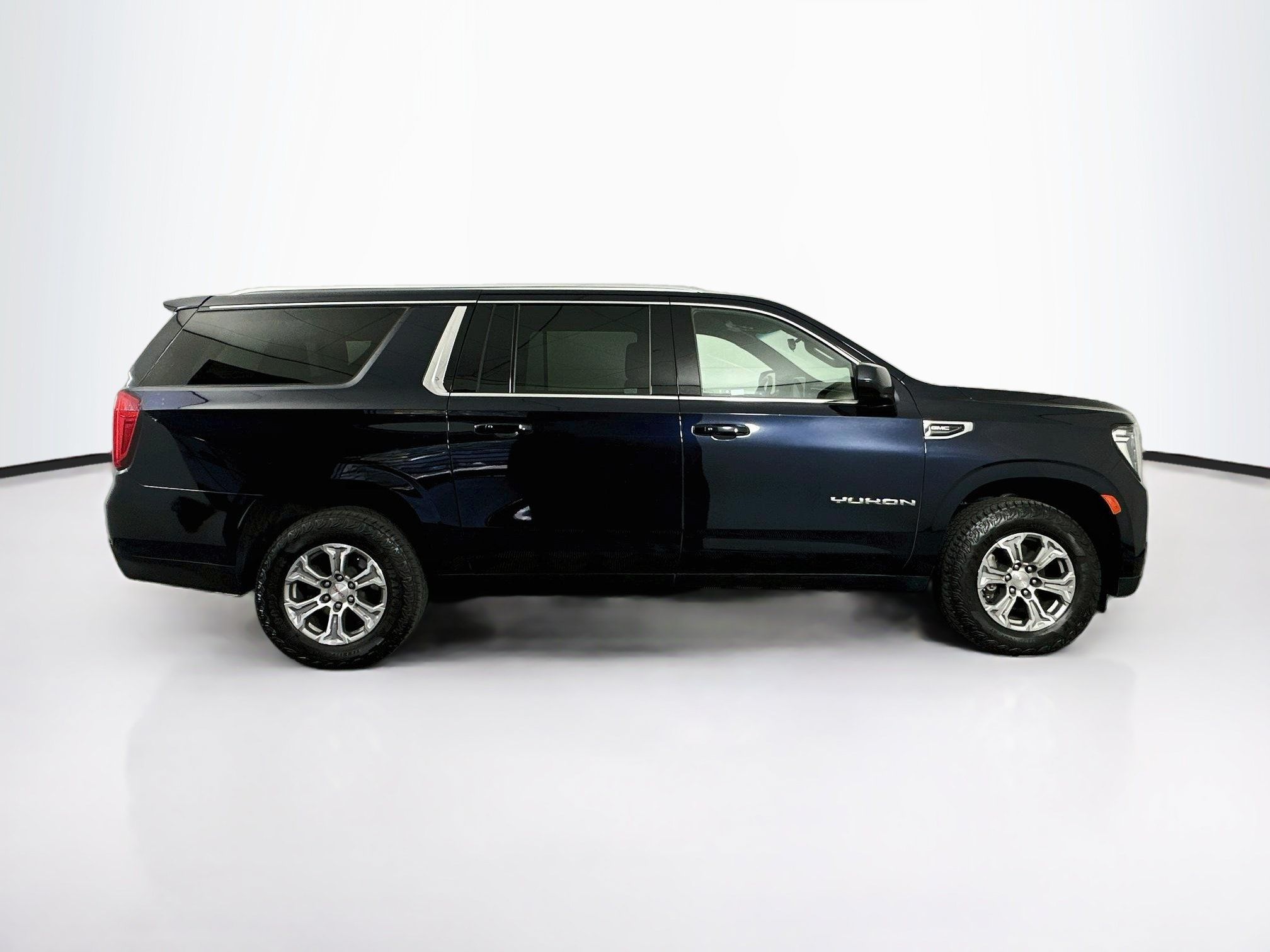 Used 2022 GMC Yukon XL SLE AWD/4WD image 10