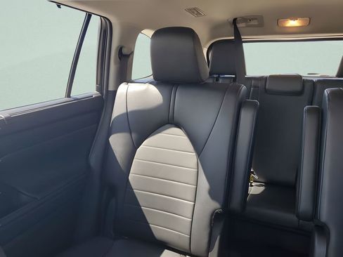 Used 2024 Toyota Highlander XLE image 12