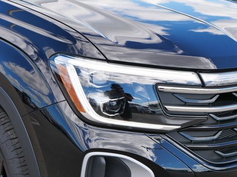 Certified 2025 Volkswagen Atlas Peak Edition SE image 16