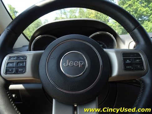 Used 2013 Jeep Grand Cherokee Laredo AWD/4WD image 23