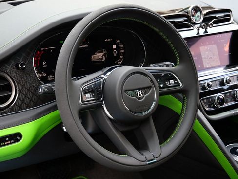 Used 2025 Bentley Bentayga image 15