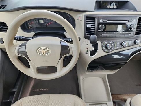 Used 2012 Toyota Sienna LE image 11