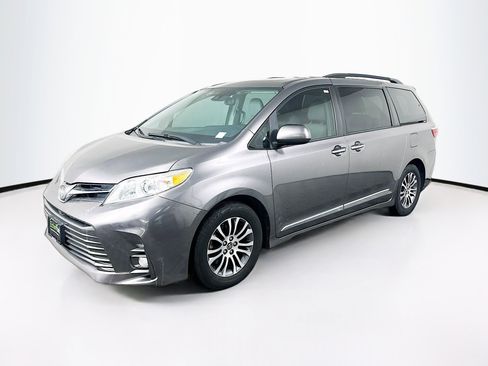 Used 2019 Toyota Sienna XLE FWD image 3