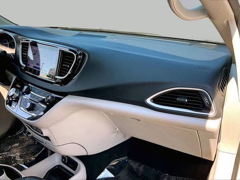 Used 2023 Chrysler Pacifica Touring-L FWD image 17