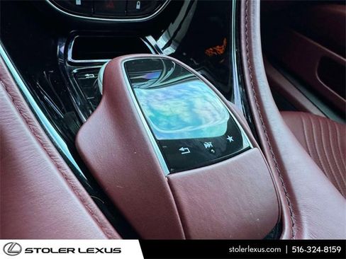 Used 2018 Aston Martin DB11 Coupe image 32