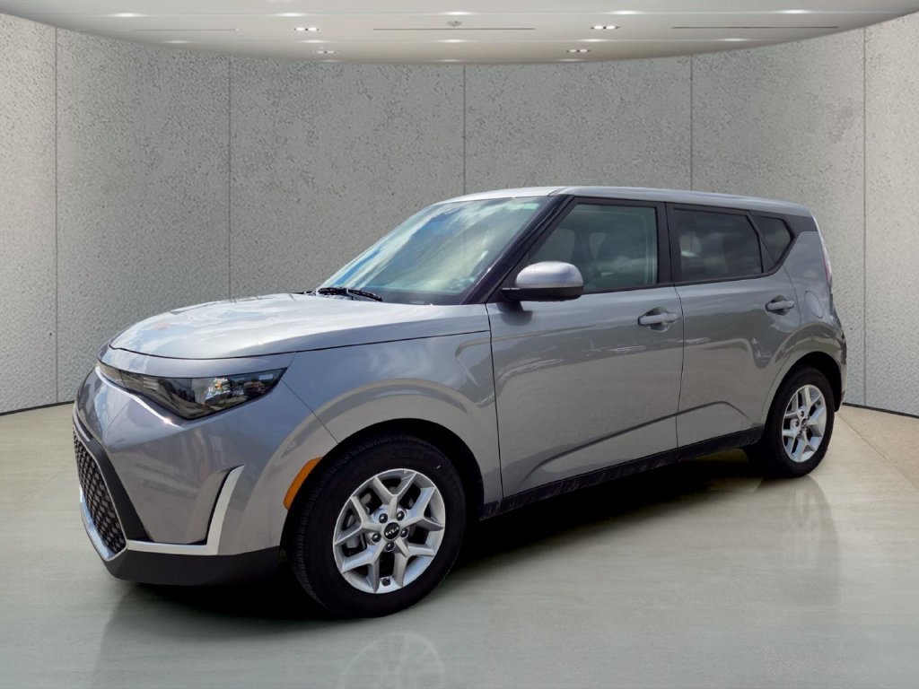 Used 2025 Kia Soul LX w/ LX Technology Package FWD image 11