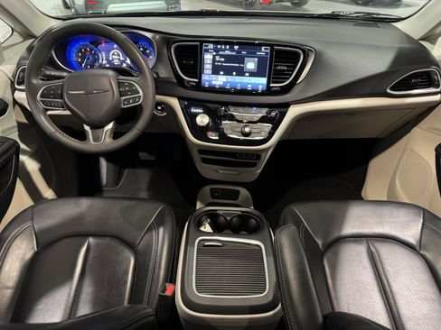Used 2023 Chrysler Pacifica Touring-L image 13
