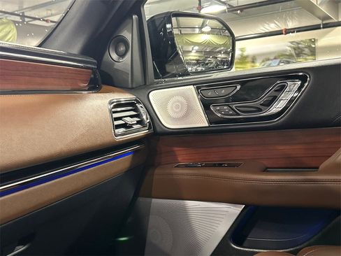 Used 2022 Lincoln Navigator Reserve image 18