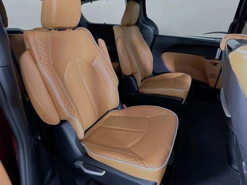 Used 2023 Chrysler Pacifica Pinnacle image 32