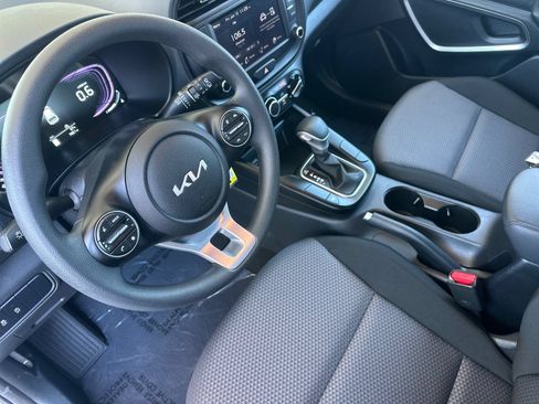 Used 2025 Kia Soul LX w/ LX Technology Package FWD image 10